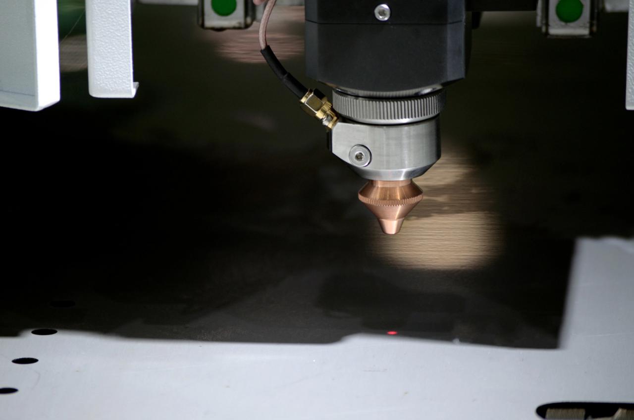 1500*3000mm 500w Racuys Or Ipg Fiber Laser Cutting Machine 1500*3000mm 500w Racuys или Ipg Fibre лазерна машина за рязане