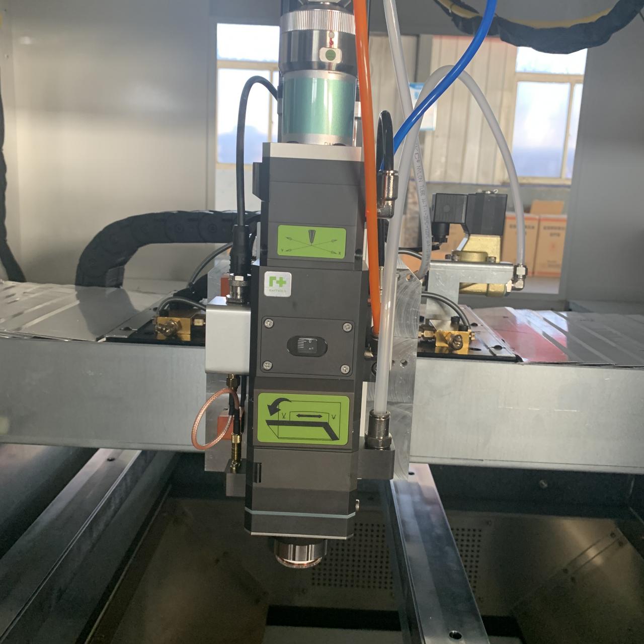 1kw 2kw Good Price Fiber Laser Cutting Machine For Sheet Metal 1kw 2kw машина за лазерно рязане с влакна на добра цена за ламарина