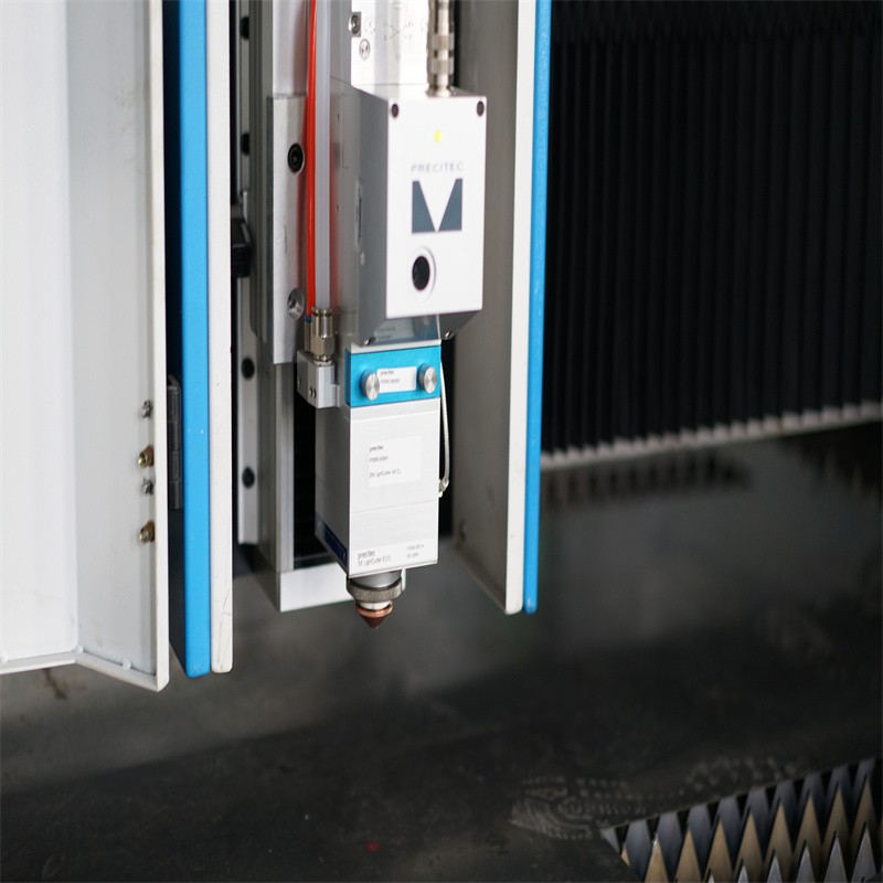 2000w лазерна машина за рязане на метални влакна с CNC машина за лазерно рязане на ламарина