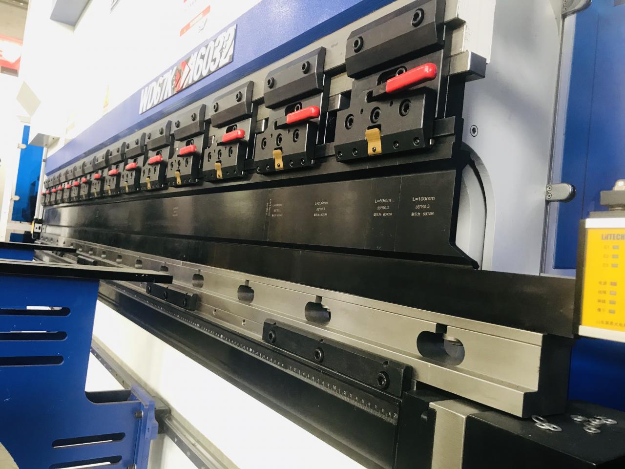 200t 300t стандартна промишлена абкантна преса Cnc хидравлична пресова спирачна машина