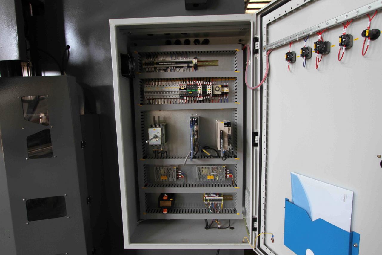 200t 300t стандартна промишлена абкантна преса Cnc хидравлична пресова спирачна машина