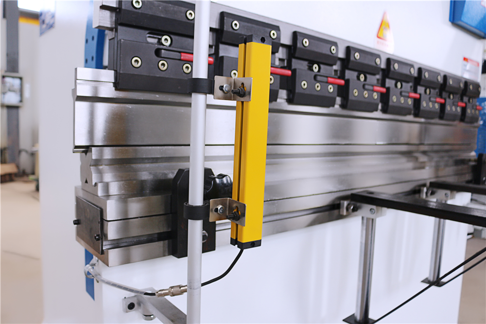 3+1 Axis Cnc Hydraulic Press Brake With Esa System 3+1 ос CNC хидравлична преса със система Esa