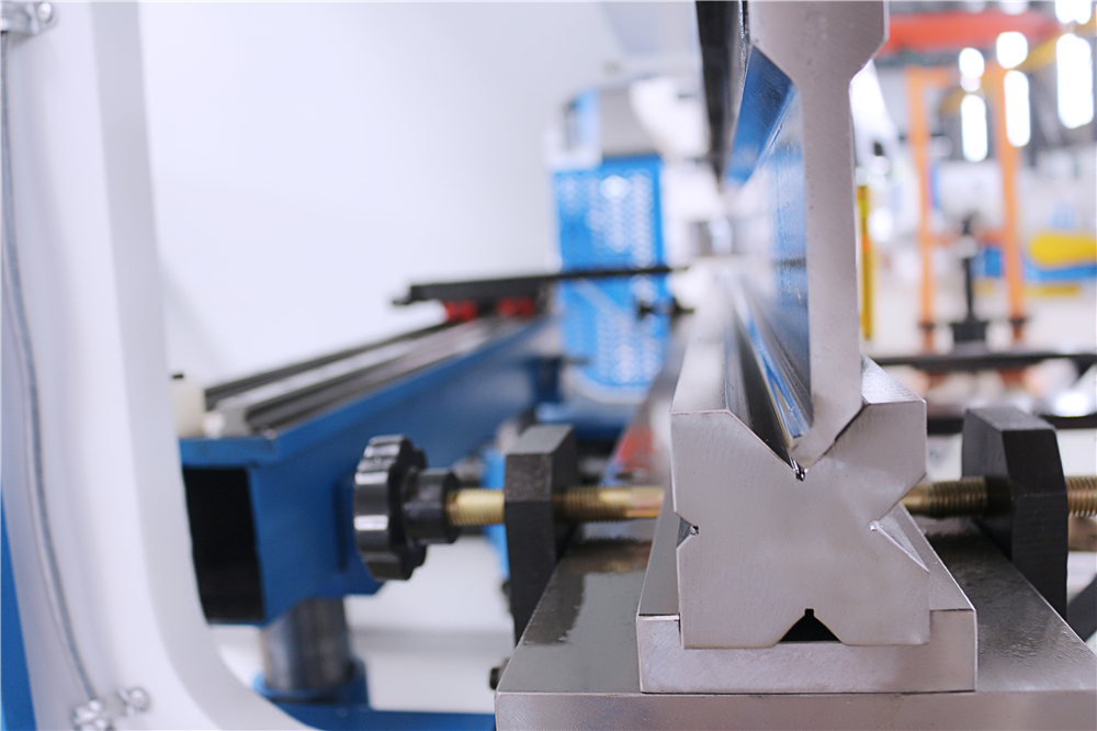 3+1 Axis Cnc Hydraulic Press Brake With Esa System 3+1 ос CNC хидравлична преса със система Esa