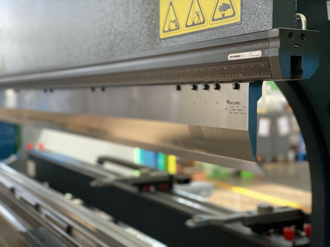 China 220t Cnc Bending Machine 6+1 Axis Hydraulic Press Brake Price Китай 220t Cnc машина за огъване 6+1 ос хидравлична преса спирачка цена