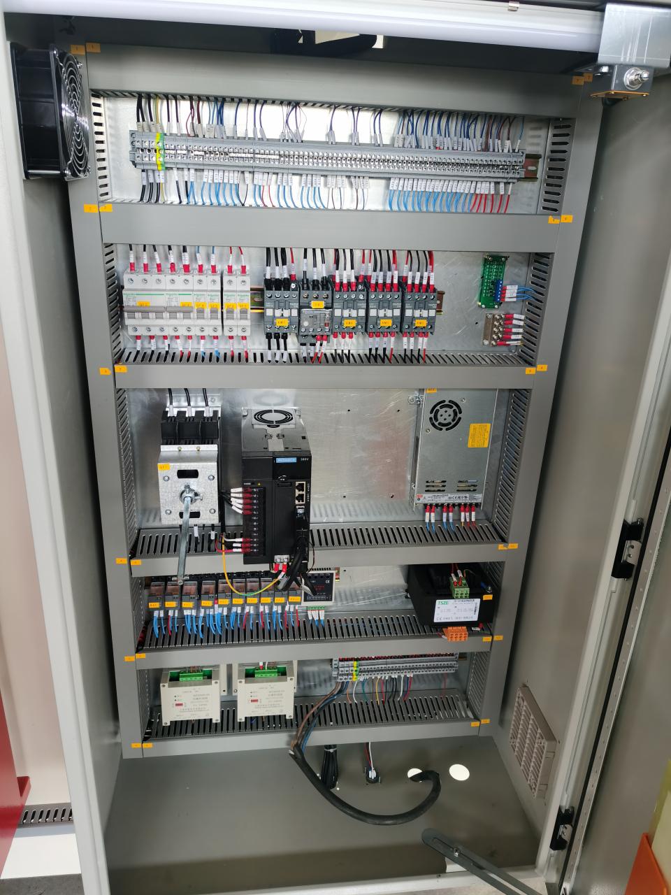 China Metal Hydraulic Press Brake Machine With Reasonable Price Китайска машина за метална хидравлична преса с разумна цена