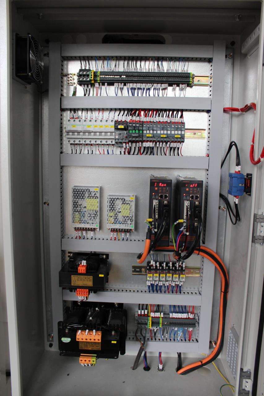 Cnc машина за метална преса