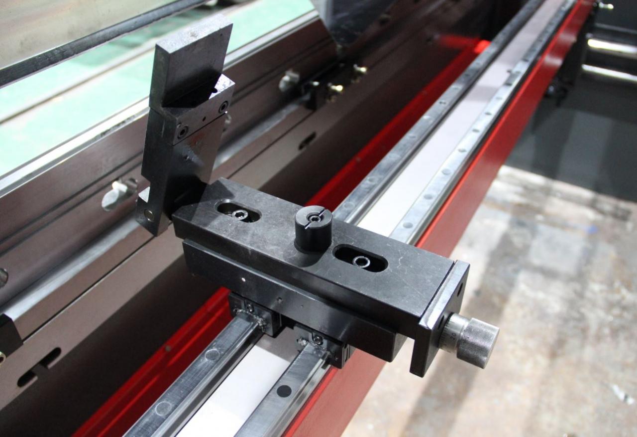 Delem Da66t 125 3+1 4+1 6+1 8+1 Cnc Hydraulic Press Brake For Metal Plate Bending Delem Da66t 125 3+1 4+1 6+1 8+1 CNC Хидравлична преса за огъване на метални плочи