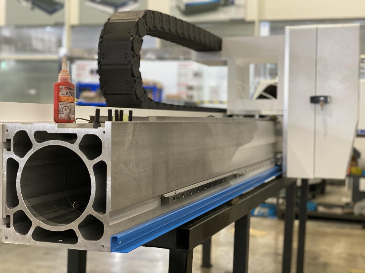 Машина за лазерно рязане на влакна Masterline 8kw,4000x2000mm, с Ipg лазерен източник