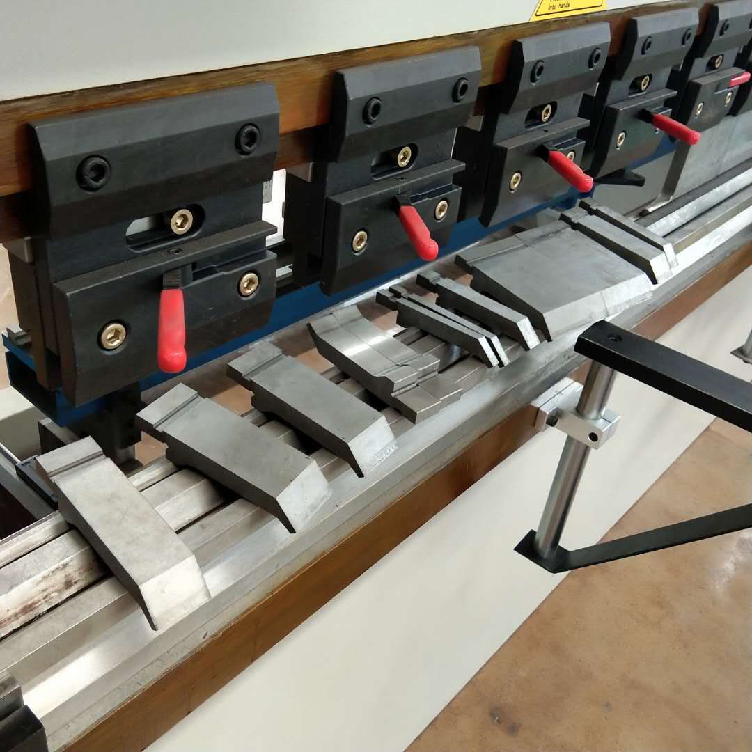 Хидравлична абкантна преса от 130t/3200mm 4+1 ос Delem Da53t Cnc абкантна преса