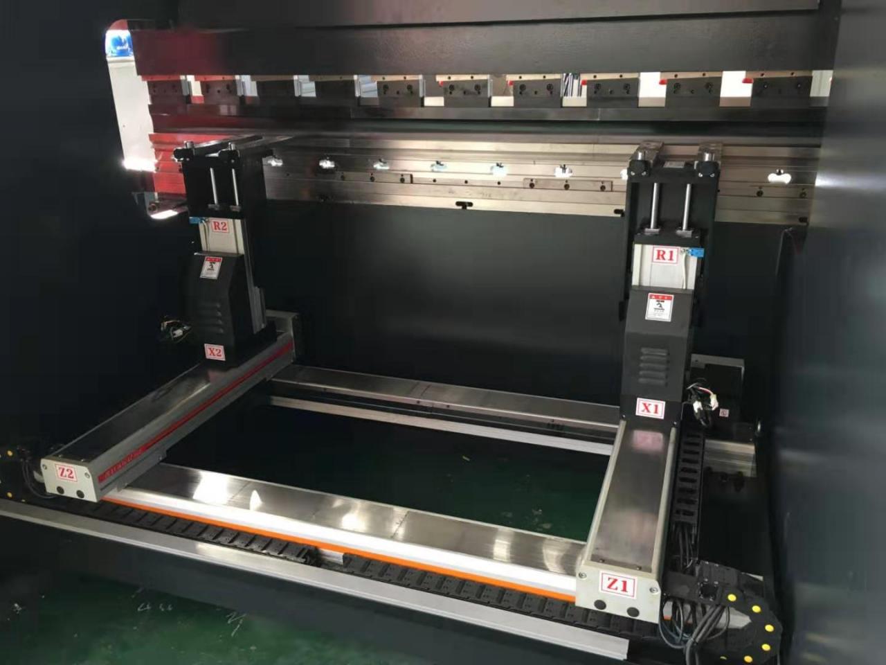 Hydraulic Stainless Steel Wc67y/k-300/6000 Mould Crowning Press Brake Хидравлична спирачка за преса от неръждаема стомана Wc67y/k-300/6000