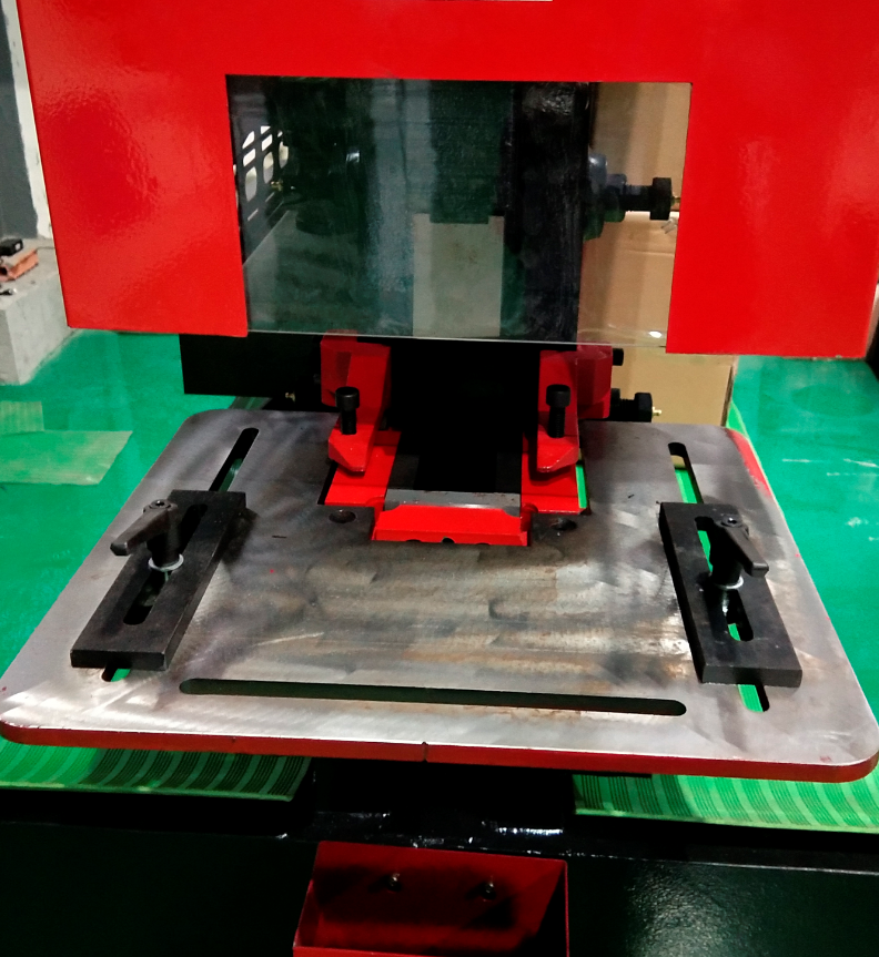 Q35y Series Hydraulic Ironworker Shearing And Punching Machine Хидравлична машина за рязане и щанцоване от серия Q35y