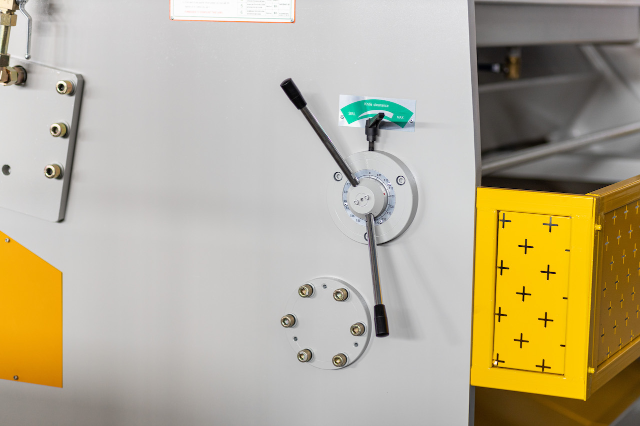 Qc11y 8x3200 Машина за рязане на ламарина Стоманена плоча Хидравлична машина за рязане