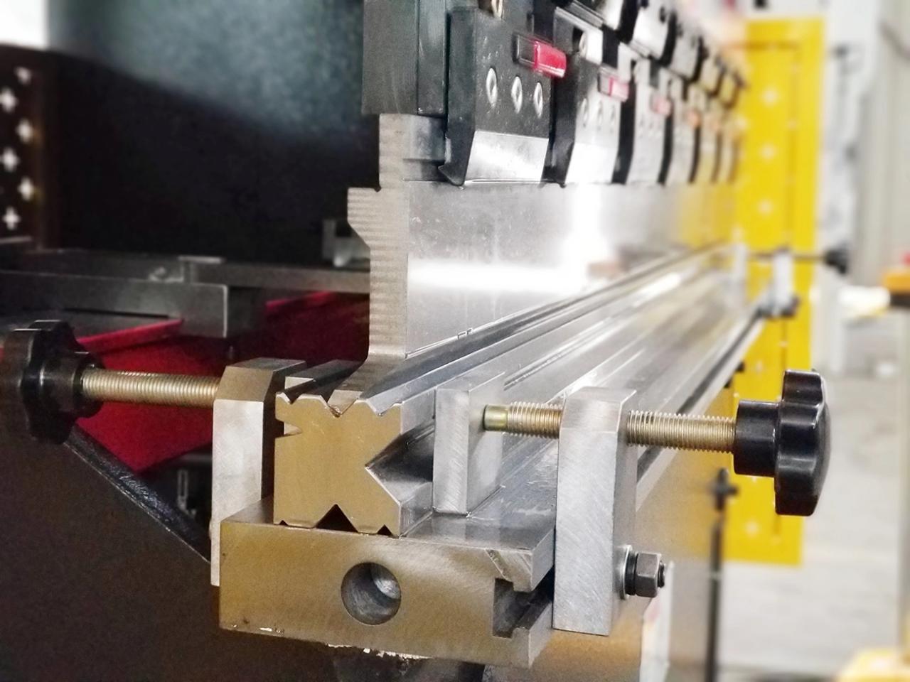 Wc67k 100 тона 200 тона хидравлична CNC преса спирачна машина за желязна метална стоманена плоча