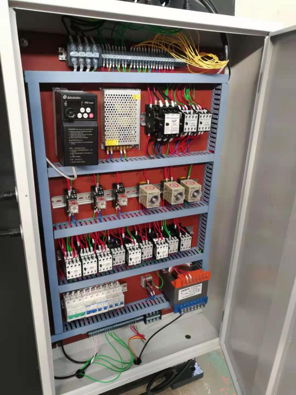 Wc67y-160 4000 Hydraulic Press Brake Cnc Metal Bending Machine For 4000mm Width Steel Wc67y-160 4000 Хидравлична абкантна преса Cnc машина за огъване на метал за стомана с ширина 4000 mm